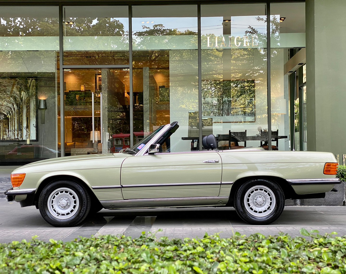 http://retroluxcars.com/Fileupload/Car%20detail/1979%20Mercedes-Benz%20450SL/1.jpg