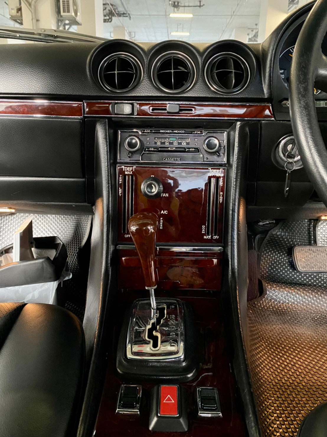 http://retroluxcars.com/Fileupload/Car%20detail/1979%20Mercedes-Benz%20450SL/5.jpg
